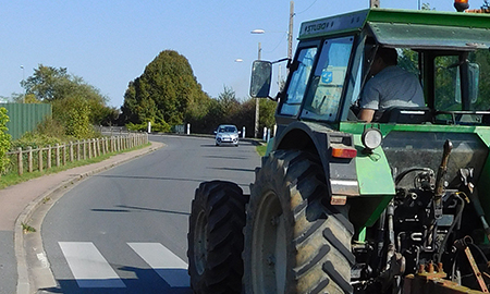 la circulation routière pour les agriculteurs et leur tracteur